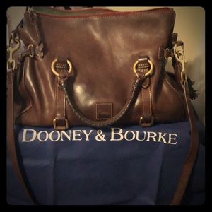 Zipper does need to be fixed. Bag doesn’t zip.